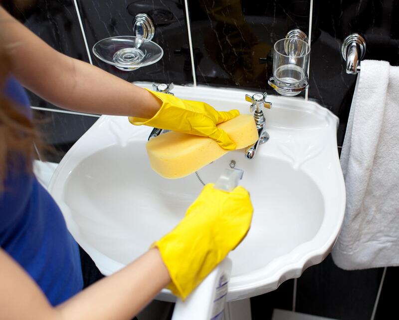 Detailed move-out cleaning of an empty home in Oxnard, California